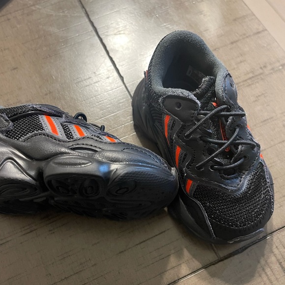 Toddler Adidas size 5C “Ozsweego EL I” black and Orange. - Picture 6 of 11